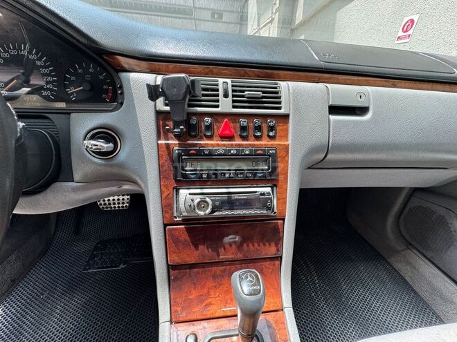 Mercedes E 280 1999, 346,316 km - 2.8 l - Bakı