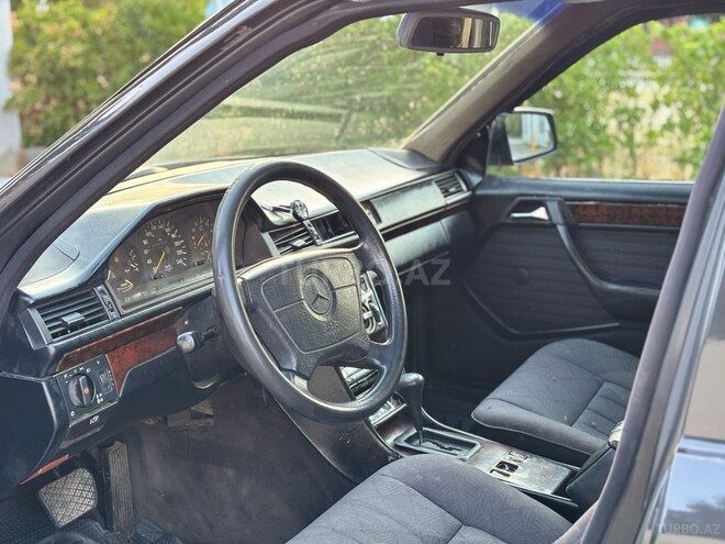 Mercedes E 220 1993, 215,369 km - 2.2 л - Xırdalan
