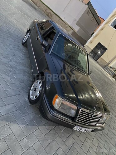 Mercedes E 220 1995, 369,522 km - 2.2 l - Bakı