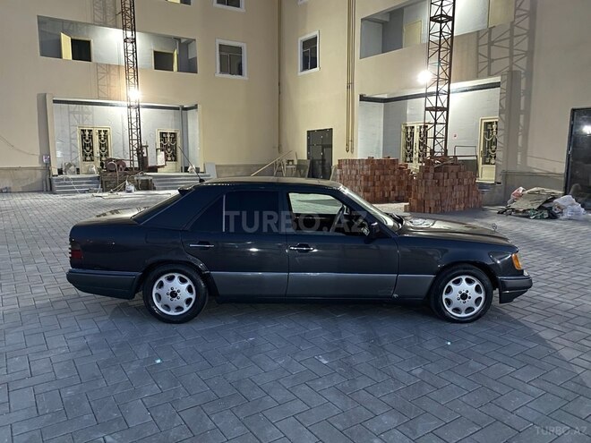 Mercedes E 220 1995, 369,522 km - 2.2 l - Bakı