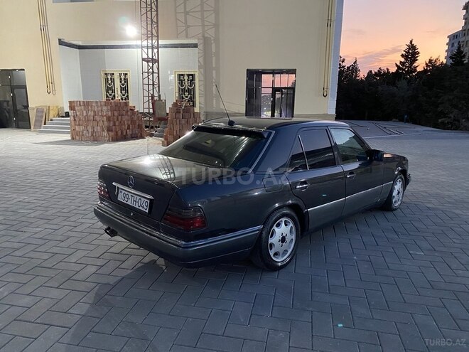Mercedes E 220 1995, 369,522 km - 2.2 l - Bakı