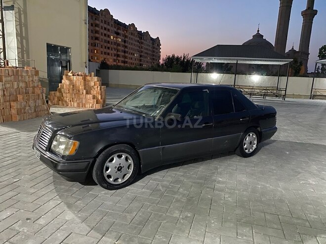 Mercedes E 220 1995, 369,522 km - 2.2 l - Bakı