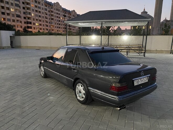 Mercedes E 220 1995, 369,522 km - 2.2 l - Bakı