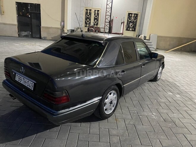 Mercedes E 220 1995, 369,522 km - 2.2 l - Bakı