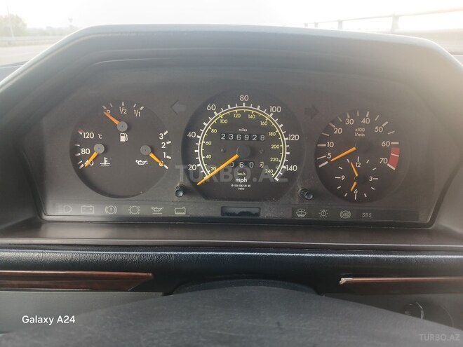 Mercedes E 220 1995, 275,000 km - 2.2 l - Qusar