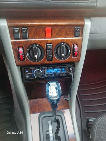 Mercedes E 220 1995, 275,000 km - 2.2 l - Qusar