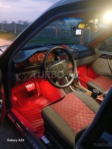 Mercedes E 220 1995, 275,000 km - 2.2 l - Qusar