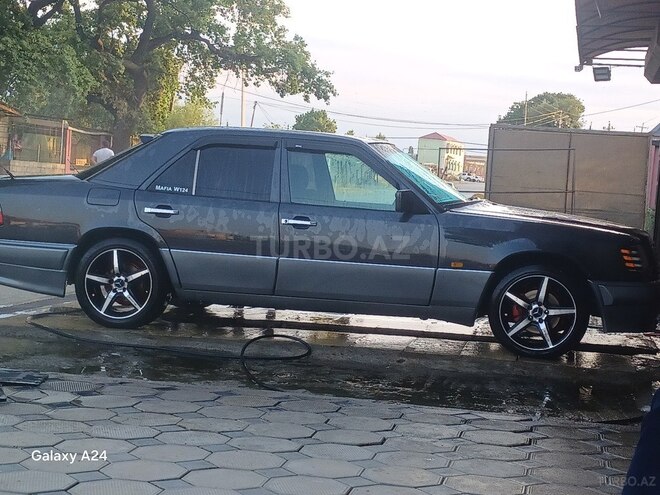 Mercedes E 220 1995, 275,000 km - 2.2 l - Qusar