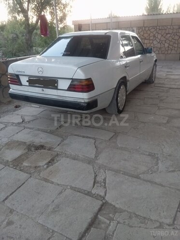 Mercedes E 200 d 1993, 213,000 km - 2.0 л - Sabirabad
