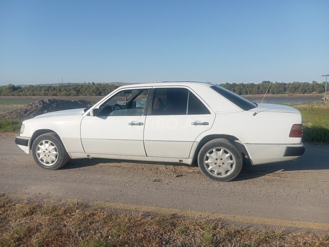 Mercedes E 200 d 1993, 213,000 km - 2.0 л - Sabirabad