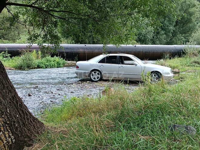 Mercedes E 200 d 2000, 646,000 km - 2.2 л - Beyləqan