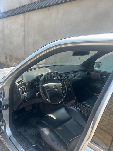 Mercedes E 320 2000, 405,000 km - 3.2 l - Quba