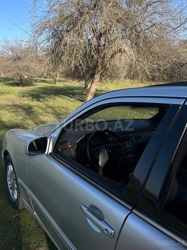 Mercedes E 320 2000, 405,000 km - 3.2 l - Quba