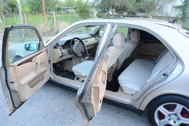 Mercedes E 240 1999, 378,475 km - 2.4 l - Biləsuvar