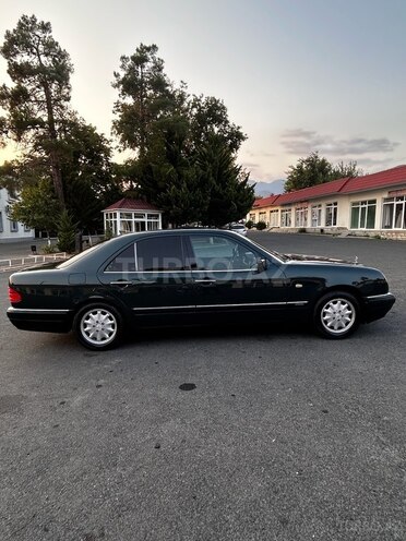 Mercedes E 230 1996, 345,381 km - 2.3 l - Qax