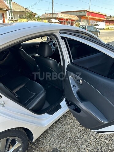 Hyundai Avante 2015, 244,000 km - 1.6 л - Astara