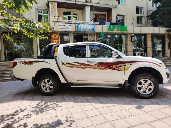 Mitsubishi L200 2014, 220,000 km - 2.5 l - Bakı