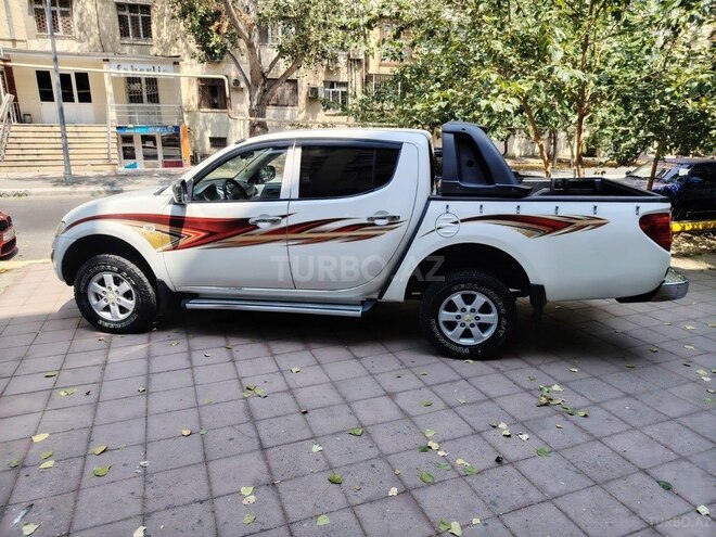 Mitsubishi L200 2014, 220,000 km - 2.5 l - Bakı