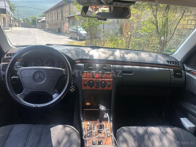 Mercedes E 240 1999, 378,096 km - 2.4 l - Şəki