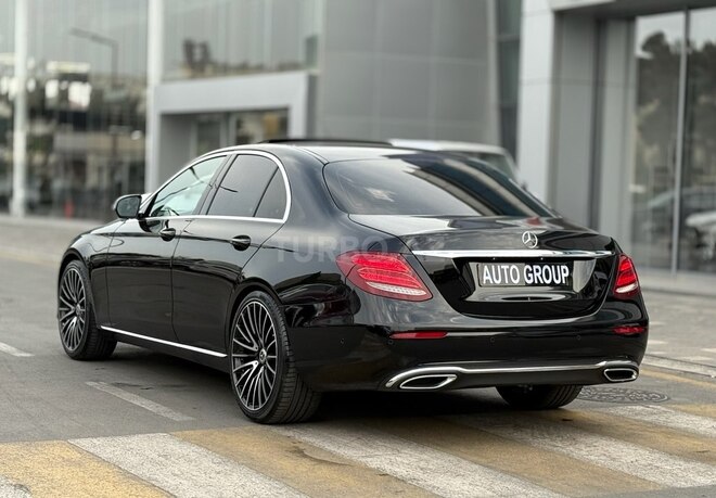 Mercedes E 300 d-12