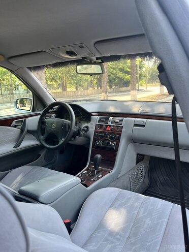 Mercedes E 270 2000, 407,236 km - 2.7 l - Qazax