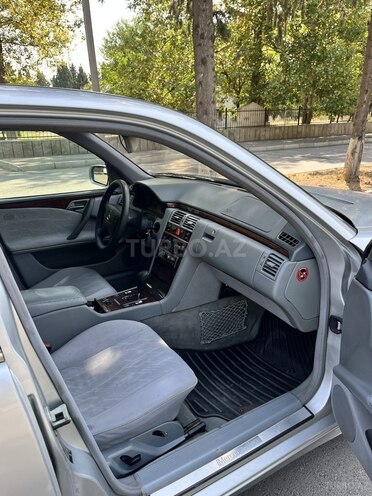 Mercedes E 270 2000, 407,236 km - 2.7 l - Qazax