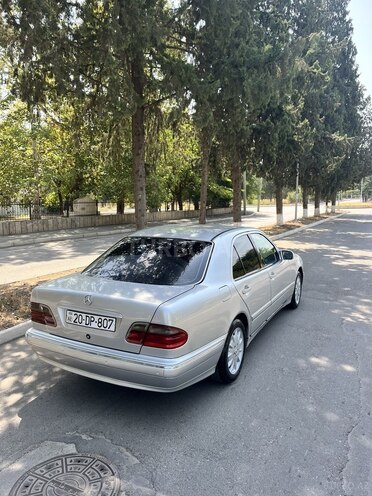 Mercedes E 270 2000, 407,236 km - 2.7 l - Qazax