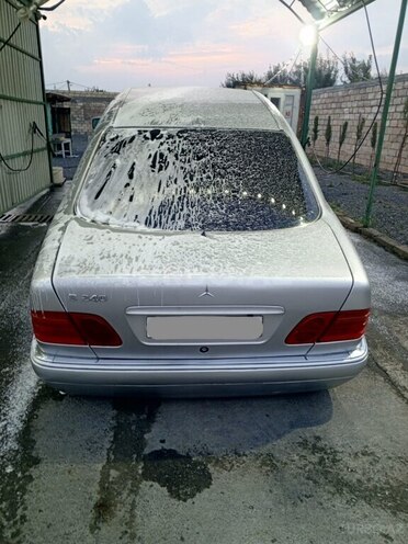 Mercedes E 240 1998, 324,654 km - 2.4 l - Zaqatala