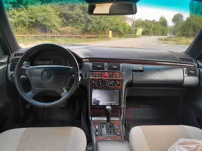 Mercedes E 230 1996, 150,000 km - 2.3 l - Qazax