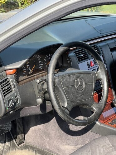 Mercedes E 240 1998, 202,000 km - 2.4 l - Bakı