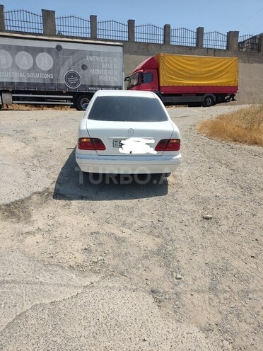 Mercedes E 240 1999, 123,580 km - 2.4 l - Bakı