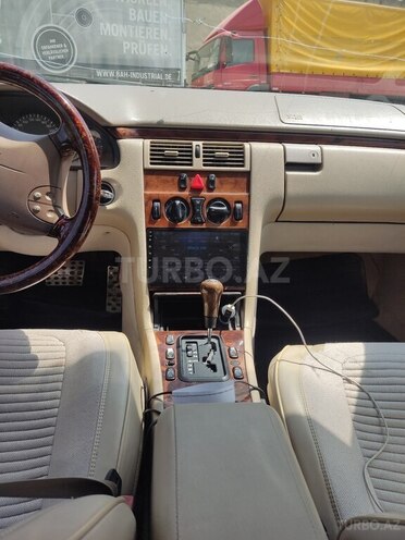 Mercedes E 240 1999, 123,580 km - 2.4 l - Bakı