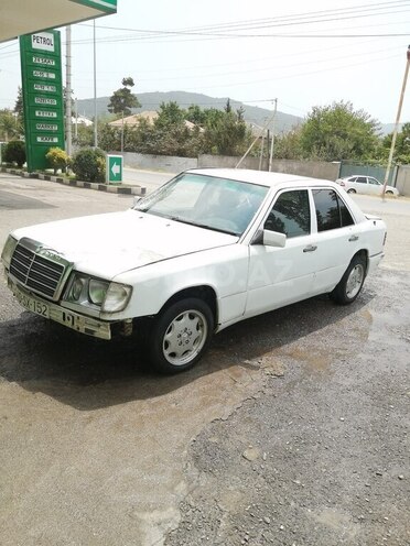 Mercedes E 200 d 1993, 100,000 km - 2.0 l - Quba