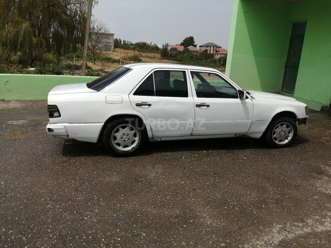 Mercedes E 200 d 1993, 100,000 km - 2.0 l - Quba