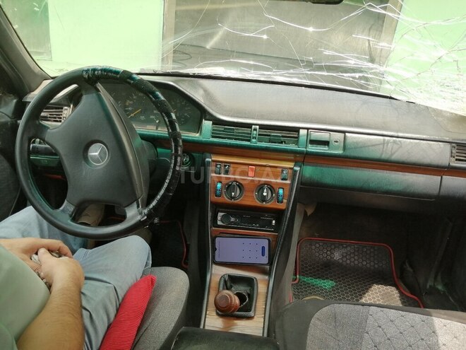 Mercedes E 200 d 1993, 100,000 km - 2.0 l - Quba