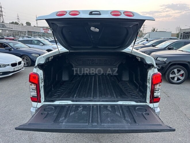 Mitsubishi L200-21