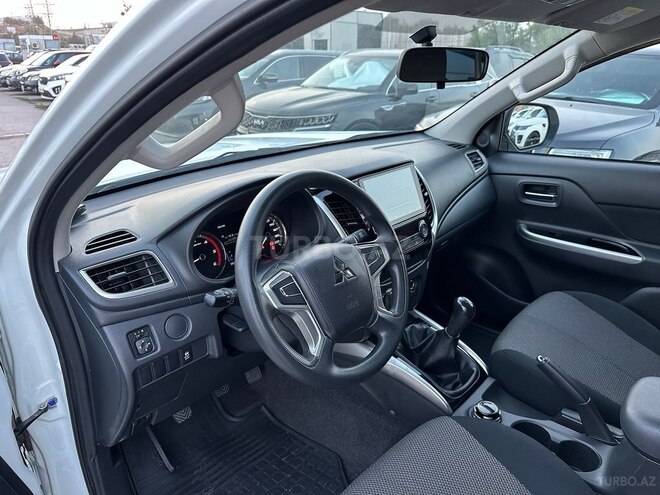 Mitsubishi L200-13