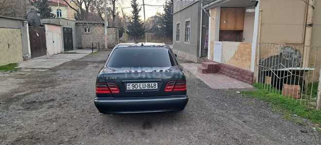 Mercedes E 280 4MATIC 2001, 318,000 km - 2.8 l - Bakı