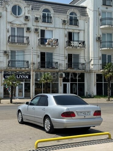 Mercedes E 220 2001, 527,000 km - 2.2 l - Astara