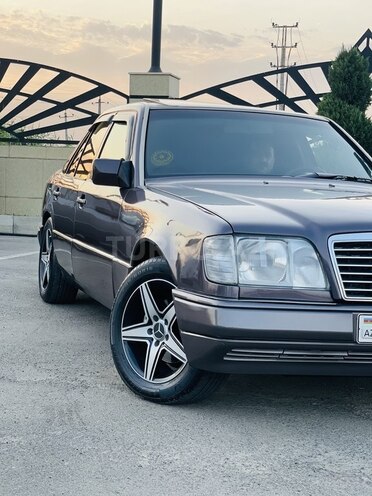 Mercedes E 220 1993, 202,000 km - 2.2 l - Beyləqan
