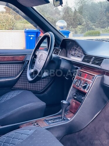 Mercedes E 220 1993, 202,000 km - 2.2 l - Beyləqan