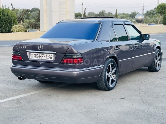 Mercedes E 220 1993, 202,000 km - 2.2 l - Beyləqan
