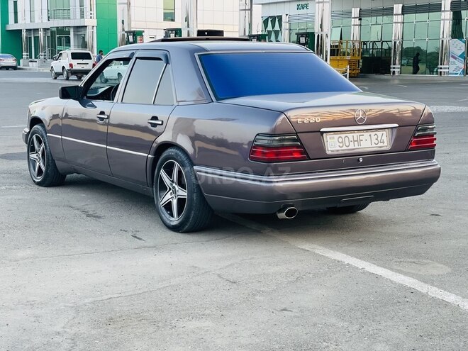 Mercedes E 220 1993, 202,000 km - 2.2 l - Beyləqan