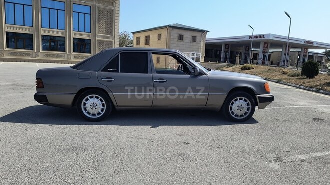 Mercedes E 220 1993, 281,491 km - 2.2 l - Bakı