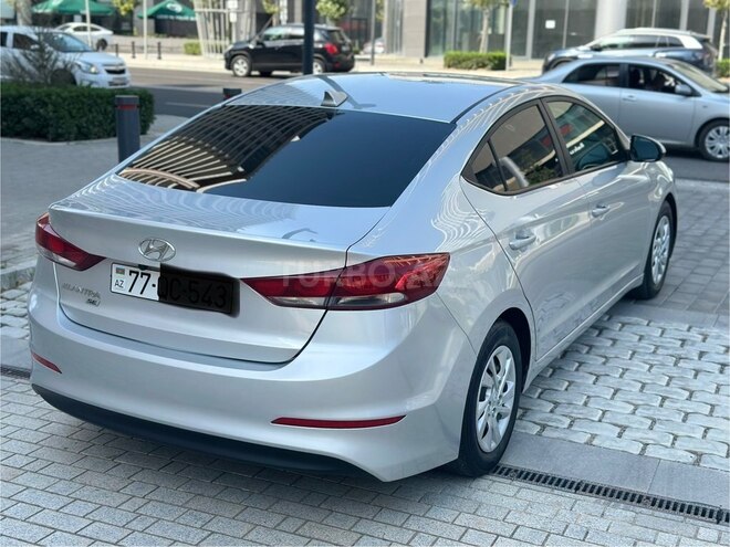 Hyundai Elantra-9