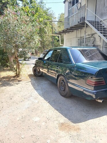 Mercedes E 250 1995, 100,000 km - 2.5 l - Bakı