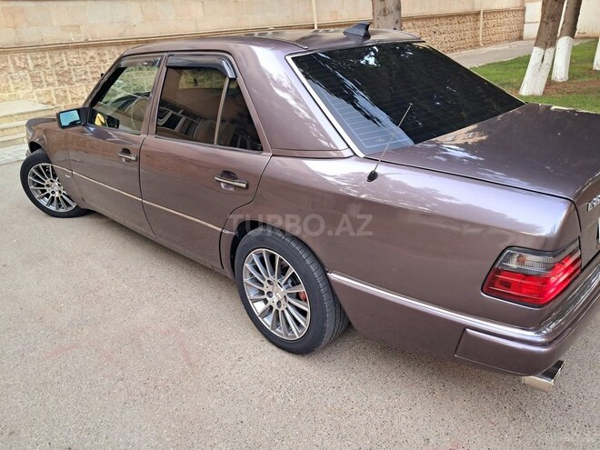 Mercedes E 220 1993, 601,629 km - 2.2 l - Bakı