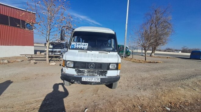 Mercedes 208 D 1992, 300,000 km - 2.3 l - Tovuz