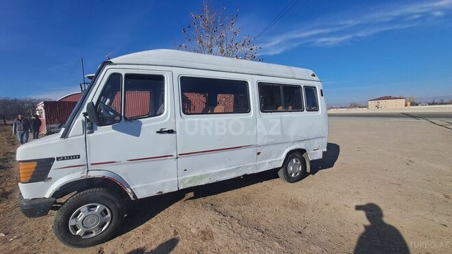 Mercedes 208 D 1992, 300,000 km - 2.3 l - Tovuz