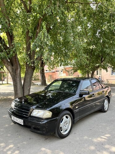 Mercedes C 220 2000, 252,136 km - 2.2 l - Qazax